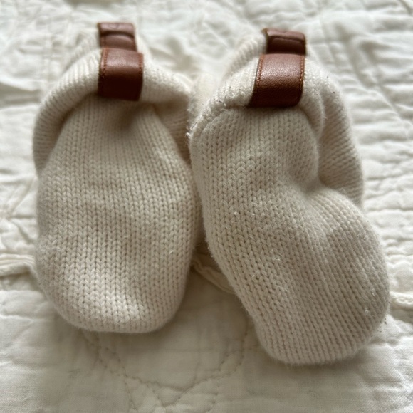 Goumi Kids Knit White Baby Booties, size 0-3 months - Picture 3 of 6
